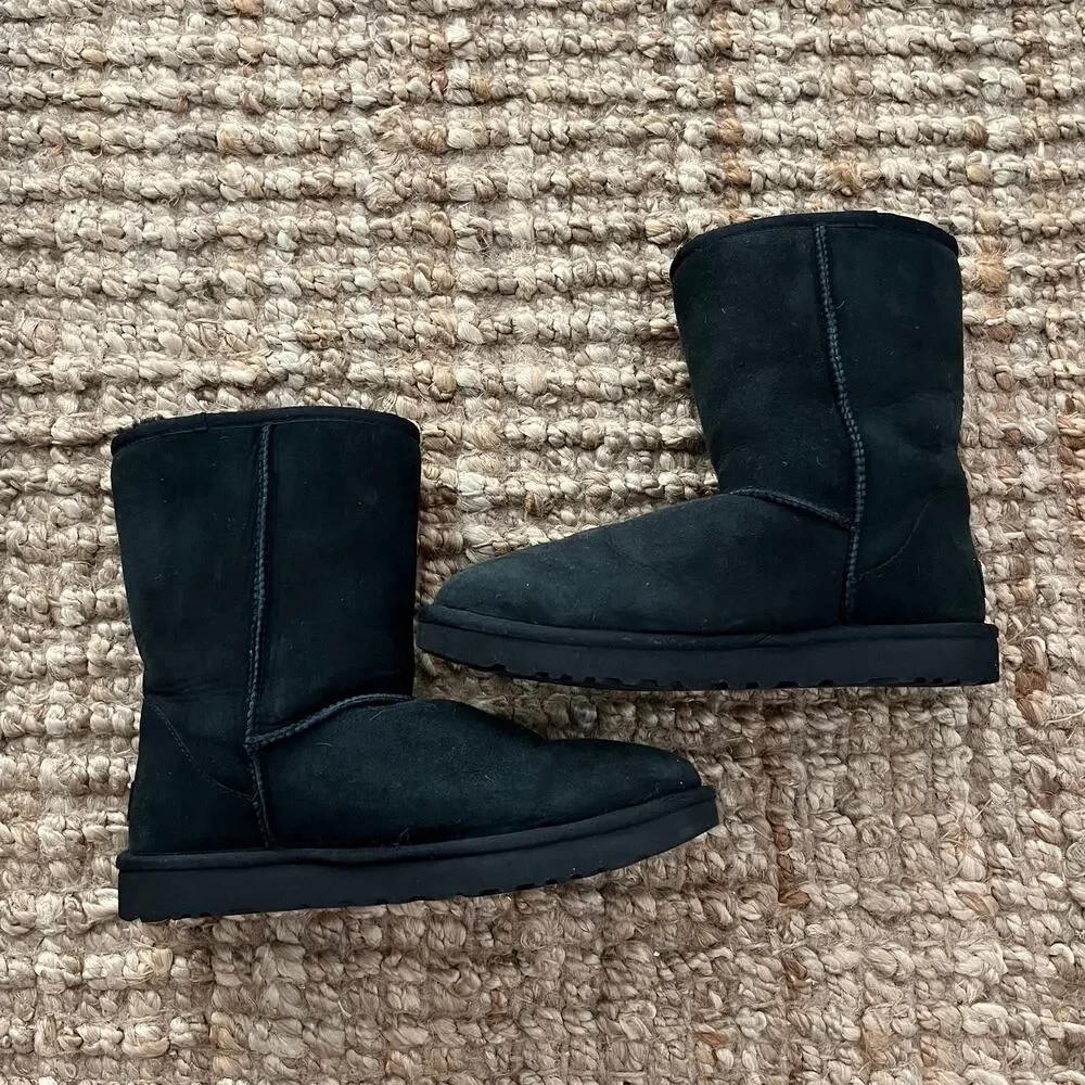 UGG Classic Short II Black Sheepskin Boots Women’s Size 10 1016223 EUC